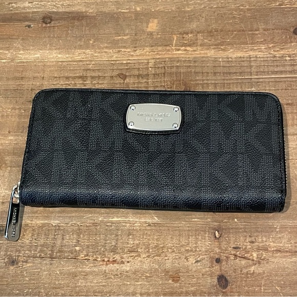 Michael Kors Wallet - Picture 4 of 4